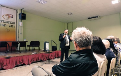 Conferencia del Dr. Mario Sinay en la sede del Instituto Cabred de la Facultad de Educación y Salud de esta Universidad.