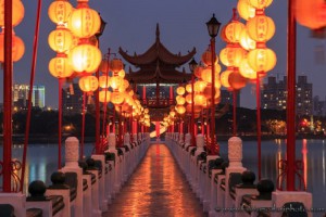 lotus-pond-kaohsiung-taiwan-by-night-750x500