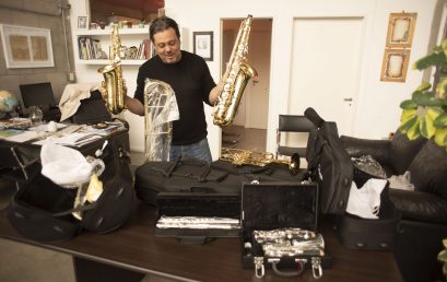 Entrega de instrumentos musicales en la escuela Gobernador Justo Paez Molina