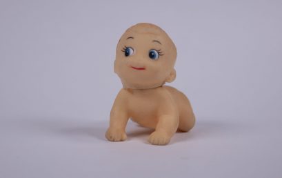 Vuelve una exposición que viaja a la infancia a través de las muñecas.