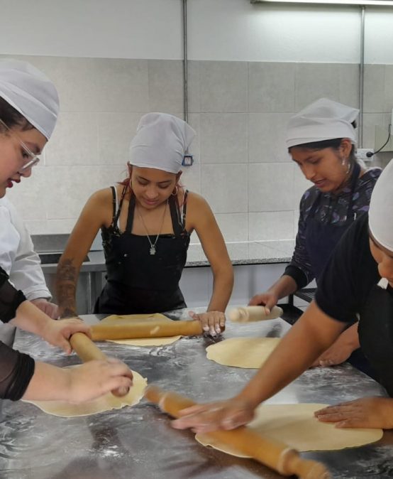 El Programa de Gastronomía Social y el Centro Socio-educativo y Laboral Lelikelen compartieron un taller de cocina